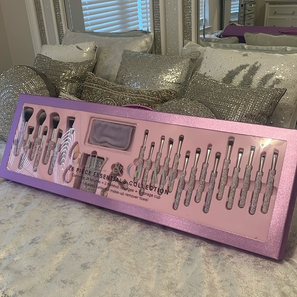 GLITZ AND GLAM HOLIDAY MAKEUP BRUSHES - Picture 7 of 9